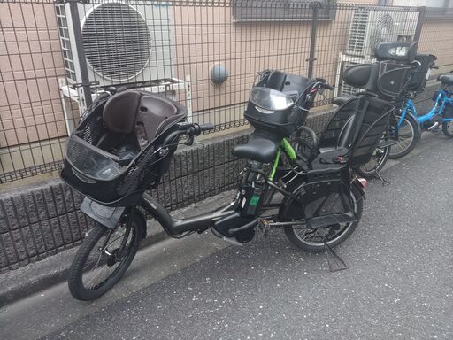 ｃ48　電動自転車・リサイクル専門店　　ご試乗をしてから、ご購入できます。  土日もお子様と土足のまま、いろいろなタイプのご試乗が可能です。  ️２０インチ、チャイルドシート、３人乗り、２人乗り、１人乗り、電動アシスト自転車  安心の無料保証；点検サービス付きバカ良心的な中古電動自転車屋です。  バカ良心的な電動自転車屋です。ブリヂストン、ヤマハ共同生産モデル。  バッテリーは、新品の９０％以上の性能を保持してコンディション良好です。  １回の充電で３０ｋｍ程度