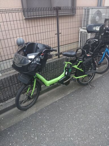 c46土日もお子様と土足のまま、いろいろなタイプのご試乗が可能です。  ️２０インチ、チャイルドシート、３人乗り、２人乗り、１人乗り、電動自転車  安心保障の３カ月・無料交換保証、無料１００日間・点検サービス付き  バッテリーは、新品の９０％以上の性能を保持していて、コンディション良好です。  １回の充電で３０ｋｍ以上の走行が可能です。山手線を半周するくらい走行可能です。  ️オプション無料。後ろチャイルドシートをかごに変更して１人乗りに変更も可能です。  ２０インチ、チャ