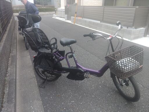 ｃ50　電動自転車・リサイクル専門店　　ご試乗をしてから、ご購入できます。  ️２０インチ、チャイルドシート、３人乗り、２人乗り、１人乗り、電動アシスト自転車  土日もお子様と土足のまま、いろいろなタイプのご試乗が可能です。  安心の無料保証；点検サービス付きバカ良心的な中古電動自転車屋です。  バカ良心的な電動自転車屋です。ブリヂストン、ヤマハ共同生産モデル。  バッテリーは、新品の９０％以上の性能を保持してコンディション良好です。  １回の充電で３０ｋｍ程度