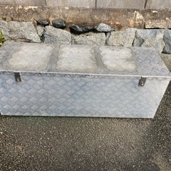 アルミの物入れ