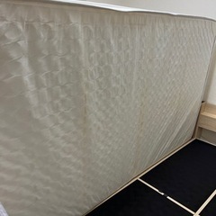 セミダブルマットレス＋セミダブルベットフレーム込み