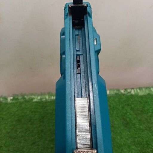 マキタ makita ST113D 充電式タッカ 10.8V【バッテリー・充電器別売】【野田愛宕店】【店頭取引限定】【中古】管理番号：IT2F9XGQ9QMQ