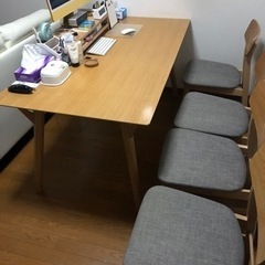 テーブルと椅子4個 (SET)