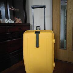 黄色のキャリーバッグ