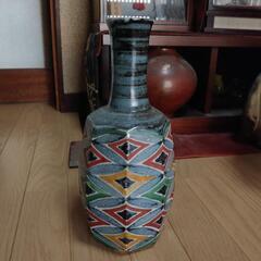 ユニークな柄の陶器の花瓶