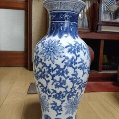 白地に青の染付　花瓶　壺