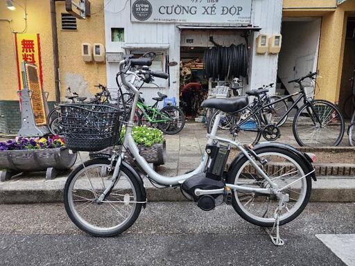 電動自転車　ブリヂストン　２０インチ　８．７ＡＨ　４点　（７５％−１００％）　充電器　付き　３変速　シルバー　配達可能