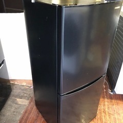 福岡市内配送無料　2019年式　アイリスオーヤマ 冷蔵庫 142L 小型 一人暮らし 幅50cm 大容量 冷凍室 静音設計 省エネ基準達成率103% 右開き ブラック IRSD-14A-B