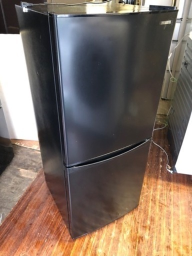 福岡市内配送無料　2019年式　アイリスオーヤマ 冷蔵庫 142L 小型 一人暮らし 幅50cm 大容量 冷凍室 静音設計 省エネ基準達成率103% 右開き ブラック IRSD-14A-B