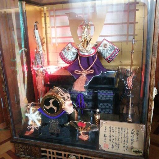秋月 龍玉作 大鍬形龍前立兜 伝統工芸品 端午の節句 兜飾り 五月 弓矢 太刀\n屏風 三品 軍扇 陣笠 陣太鼓 ガラスケース入り オルゴール付