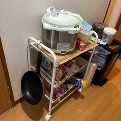 炊飯器・ラック・ゴミ箱