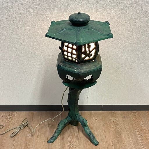 鉄製 六角灯籠 竹梅透かし 高さ 約85cm アンティーク 照明器具 置物 金属工芸 古道具 庭灯籠 和風 日本庭園