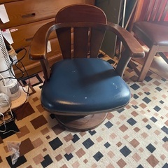 手作りの無垢材回転椅子。とても気に入っていますが、狭い場所とたく...