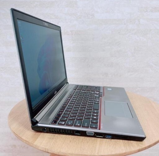 【薄型】富士通 　薄型ノートパソコン Corei5 三月分⑤ 大容量SSD256GBメモリ8GB搭載 オススメ品