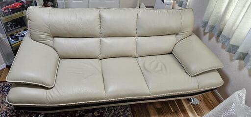 美品!!! ニトリ 3人用 レザーソファ (ロゾKD BE) 1年使用　店舗価格約120.000円 nitori sofa クション付き　(1個)