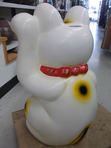 花柄の陶器製招き猫 作家作品 420) 赤ちゃん猫 黄 招き猫 縁起物 陶器製 作舎 クラフトマン