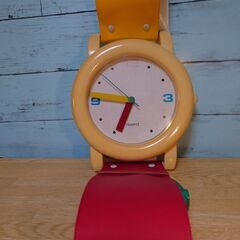 昭和レトロカラフル腕時計型掛け時計
