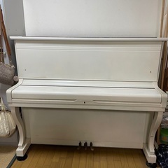 白のアップライトピアノ