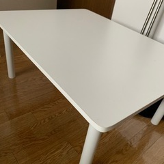 長方形の白い座卓