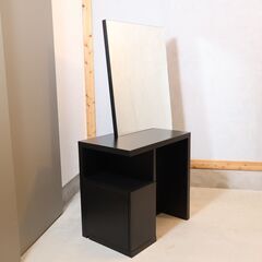 Cassina ixc.(カッシーナ・イクスシー)のEast by Eastwest LOGGIA(ロッジア) ドレッサー。大きな鏡と黒で統一され、機能性とデザイン性を兼ね備えたラグジュアリーな鏡台♪