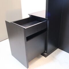 Cassina ixc.(カッシーナ・イクスシー)のEast by Eastwest LOGGIA(ロッジア) ドレッサー。大きな鏡と黒で統一され、機能性とデザイン性を兼ね備えたラグジュアリーな鏡台♪