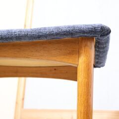 北欧デンマーク製のチーク材を使用したスツールです。シンプルなので他のインテリアに合わせやすいデザインです♪軽くて持ち運びやすいのに座面も広々でゆったり腰掛ける事ができます！