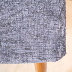 北欧デンマーク製のチーク材を使用したスツールです。シンプルなので他のインテリアに合わせやすいデザインです♪軽くて持ち運びやすいのに座面も広々でゆったり腰掛ける事ができます！