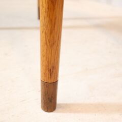 北欧デンマーク製のチーク材を使用したスツールです。シンプルなので他のインテリアに合わせやすいデザインです♪軽くて持ち運びやすいのに座面も広々でゆったり腰掛ける事ができます！