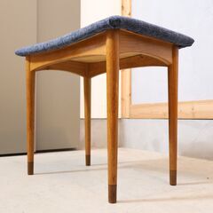 北欧デンマーク製のチーク材を使用したスツールです。シンプルなので他のインテリアに合わせやすいデザインです♪軽くて持ち運びやすいのに座面も広々でゆったり腰掛ける事ができます！