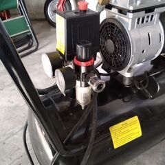 値下げ！100v静音オイルレスコンプレッサー