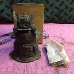 骨董 蔵出し品 銅器 古い香炉 彫金細工 鎧兜 武具甲冑型 灰 箱付
