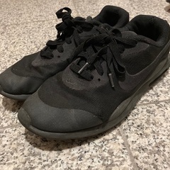 【最終値下げ】キッズ ナイキ 靴 黒　23.5cm