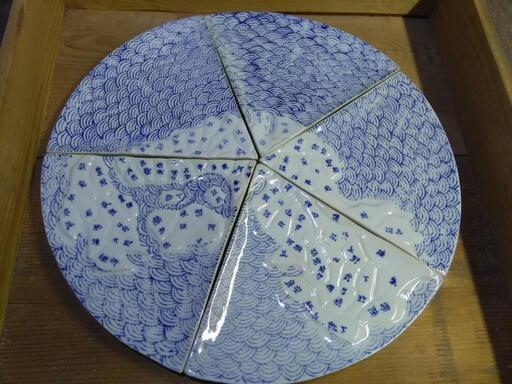実家の蔵出し品  古い伊万里の品  貴重 浮き彫り 青海波 旧日本地図の図  珍しい五枚組 地図皿