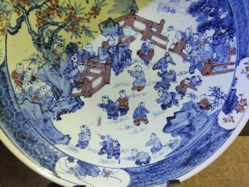 中国 大勢の遊ぶ唐人 唐子柄 重量感のある大きな古い大皿 裏印