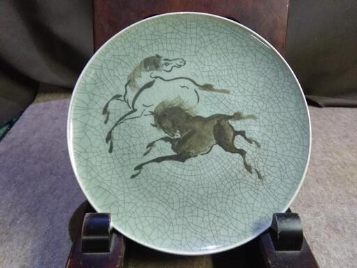 相馬焼　作家在銘品　 青磁　鉄絵　白黒二頭の跳ね馬　走る馬の図　 古い大皿