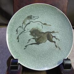 NO264 相馬焼　古相馬　皿 相馬焼 作家在銘品 青磁 鉄絵 白黒二頭の跳ね馬 走る