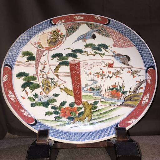 古伊万里　古い大皿　色絵金彩手描き　松の木、牡丹　巻物に梅　寶を積んだ宝船　大きく歪んだ古い大皿