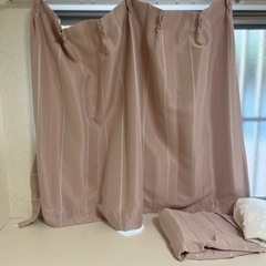 ピンク遮光カーテン2枚＋白いレースカーテン1枚