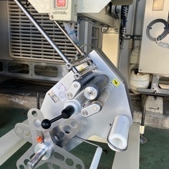 自動上下シール貼り機