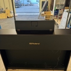 値下げ！ Roland HP704 21年製 電子ピアノ 専用椅子 ヘッドフォン配送無料 楽器 鍵盤楽器、ピアノ 値下げ！ Roland HP704 21年製 電子ピアノ 専用椅子 ヘッドフォン配送