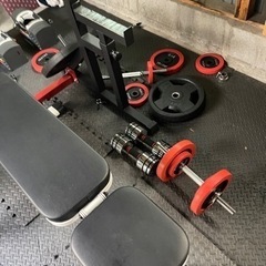 ベンチプレス　ラック　椅子　プレートとダンベル　　　　