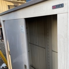 早い者勝ち　物置　収納　鍵付き　棚付き　扉あり