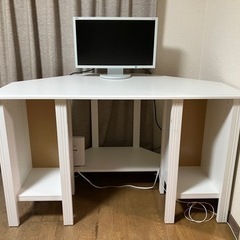白色の机（IKEA）