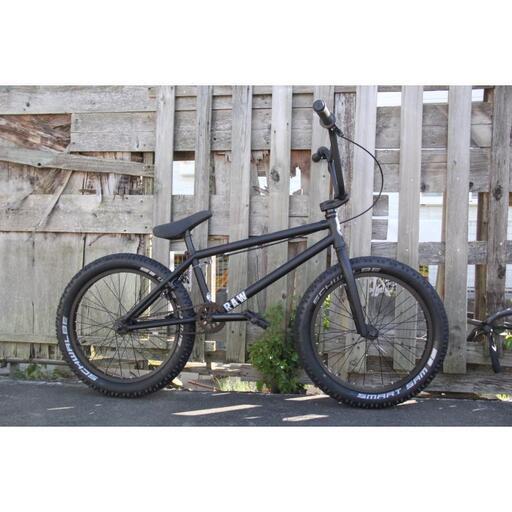 10% OFF BMX 20インチ ストリート　ダート　クロモリ　DURCUS ONE RAW　DIRTタイヤ付き　MATT BLACK　20.7\