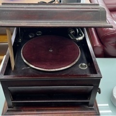 古い蓄音機