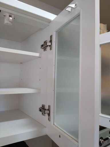 【格安】白色の食器棚。詳細な寸法情報あり。 いつでも引き渡し可能！