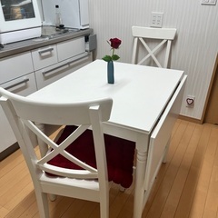 IKEAの伸ばせるダイニングテーブル＆チェア2脚