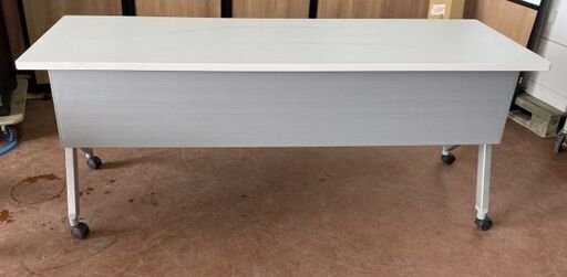 オカムラ　スタックテーブル　白色　1800×600　H720　キャスター脚ロック可