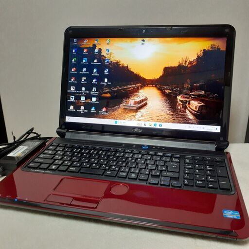 【お取引中です】FUJITSU　LIFEBOOK　15インチ　i5　8GB　SSD（256）　カメラ　Wi-Fi　マルチ  office2021　テンキー　Windows11　23H2