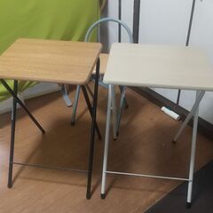 折り畳み机2つと椅子1脚